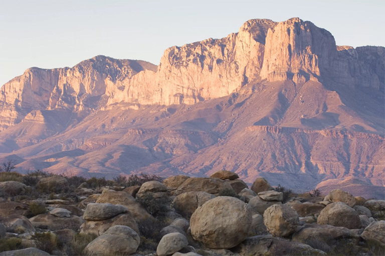 在瓜達(dá)盧佩山的日落在松城，得克薩斯附近