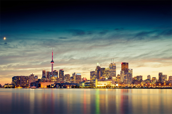 多倫多的天際線和安大略湖在黃昏，加拿大安大略省