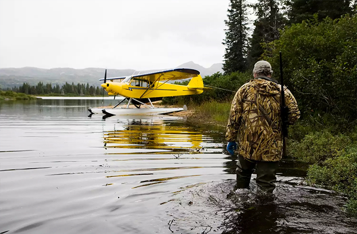 獵人在伊利亞姆納湖與他的妻子橫過(guò)他的肩膀.jpg 獵人在伊利亞姆納湖與他的妻子橫過(guò)他的肩膀