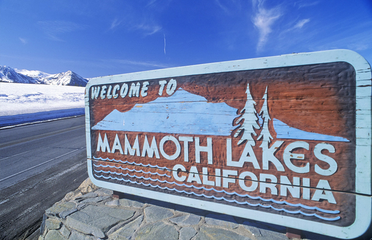 猛湖加州標(biāo)志及加利福尼亞州的車道.jpg 猛湖加州標(biāo)志及加利福尼亞州的車道