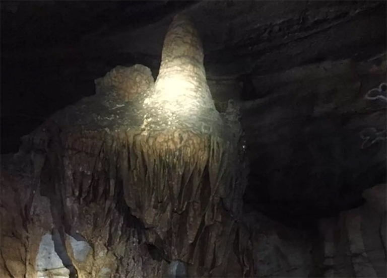 達(dá)德縣霍華德瀑布洞穴.jpg 達(dá)德縣霍華德瀑布洞穴