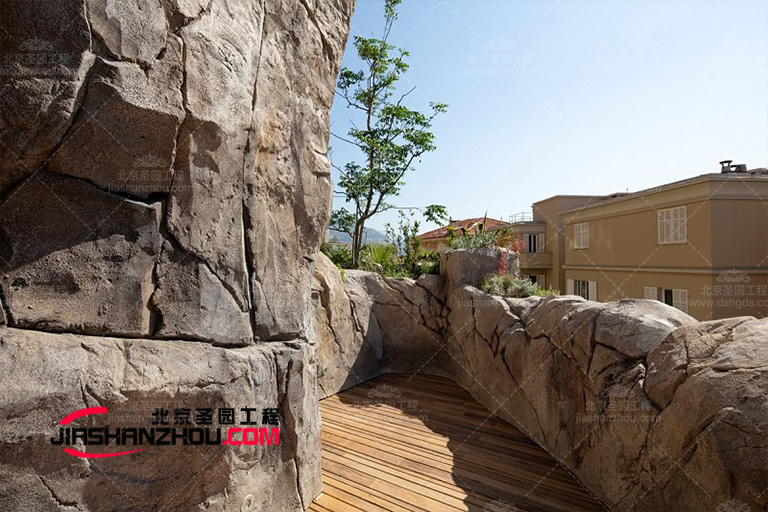 洞穴轟趴館.jpg 洞穴轟趴館