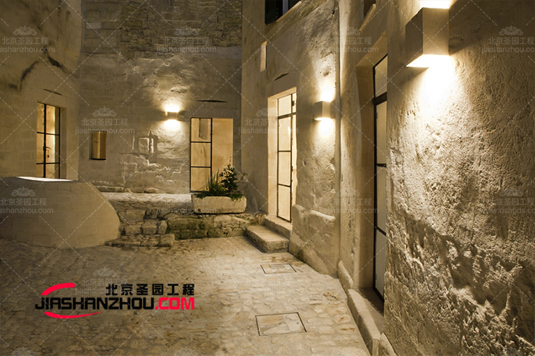 洞穴轟趴館.jpg 洞穴轟趴館