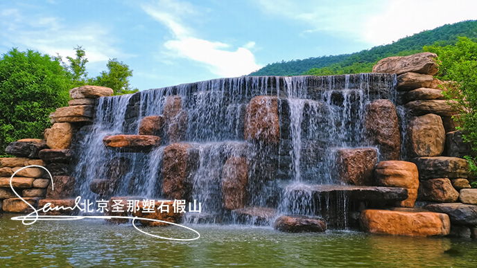 16x9_瀑布由大小不一的天然的產在中國南方的黃石_紅石堆疊而成_水流從上.png