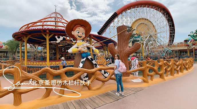 jimeng-2025-06-25-2592-正在施工制作的旅游區(qū)樓梯室外安全圍欄設(shè)計(jì)制作過程，美工正在施工制作，先用鋼筋焊接....jpeg